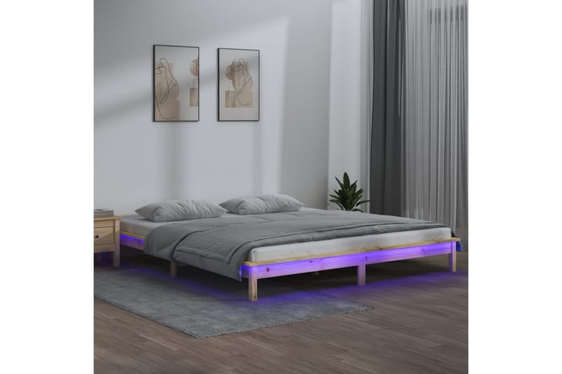 beBasic Sengeramme med LED 200x200 cm heltre - Brun - Møbler - Senger - Sengeramme & sengestamme