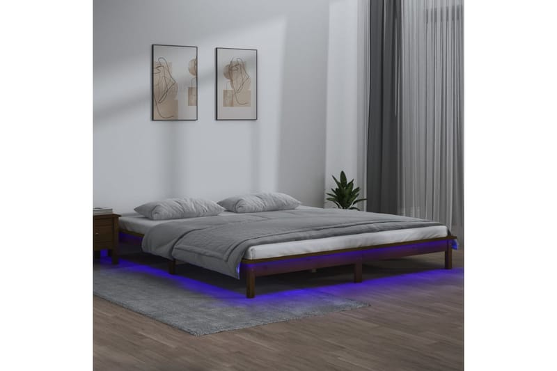 beBasic Sengeramme med LED honningbrun 120x200 cm heltre - Brun - Møbler - Senger - Sengeramme & sengestamme