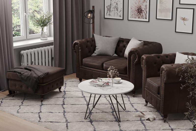 Sofagruppe Chester Deluxe 2-seter+Lenestol+Fotskammel - Mørkbrun - Møbler - Sofaer - Sofagrupper - Howard sofagruppe