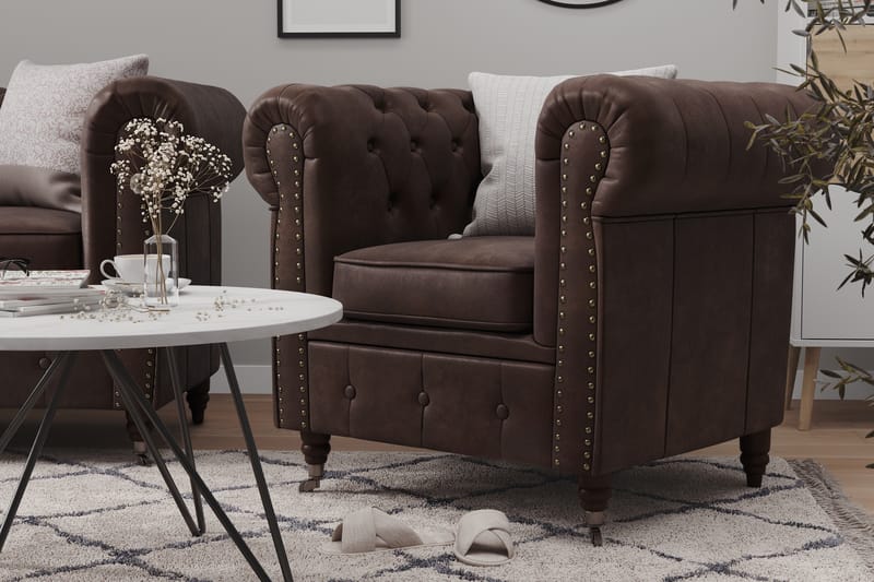 Sofagruppe Chester Deluxe 2-seter+Lenestol+Fotskammel - Mørkbrun - Møbler - Sofaer - Sofagrupper - Howard sofagruppe